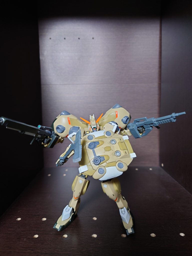 サーブアーム展開時で1枚。武器は1作目に作ったシュバルベグレイズから拝借してきました。今回は装備も塗ってみたためシュバルベグレイズの装備がシンプルに見える・・・