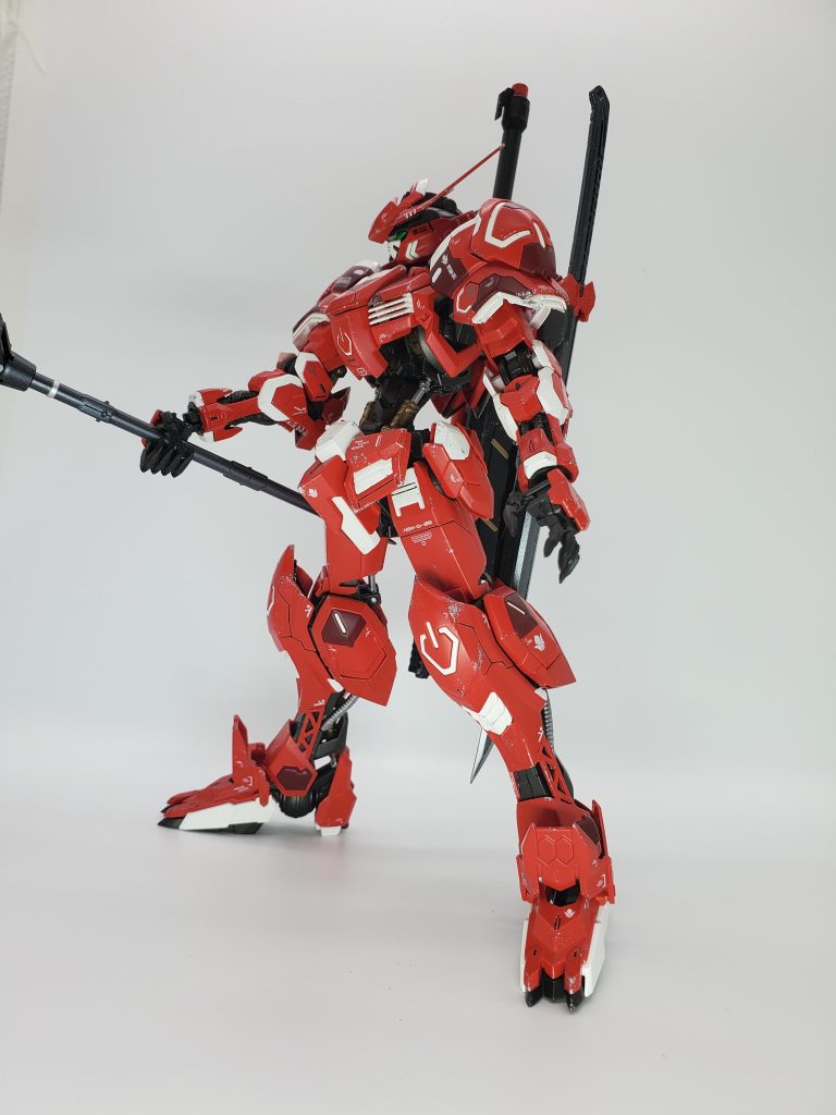 赤色ということで、初めてピンクサフを使いましたが、とても使い難かったです。隠ぺい力が弱いので元の色がスケスケだったので二回重ね塗りしました。でもまだ見える。赤と白も二回重ねてようやく元の色が消えてくれました。