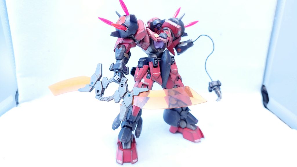 GNオーガソードは連結ギミック付きなのでGNオーガツインソードにも。そして他のキットから拝借したリード線で腕を射出。