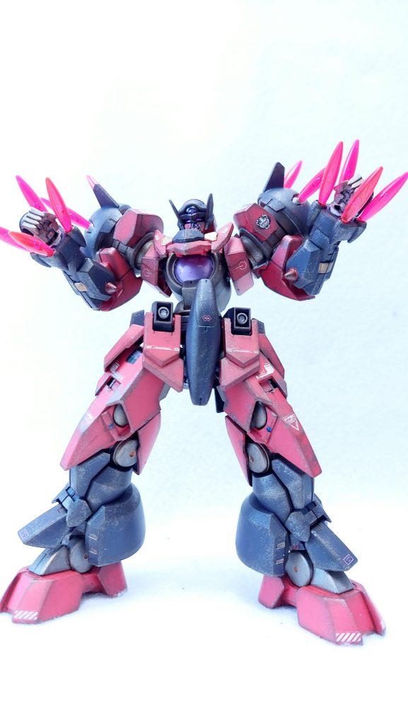 手持ちの武器はGNオーガソードのみですが、幅広な双剣な上に肩のGNビームショルダータックルや腕のGNニードルストレートが見栄えするので寂しい印象はありません。