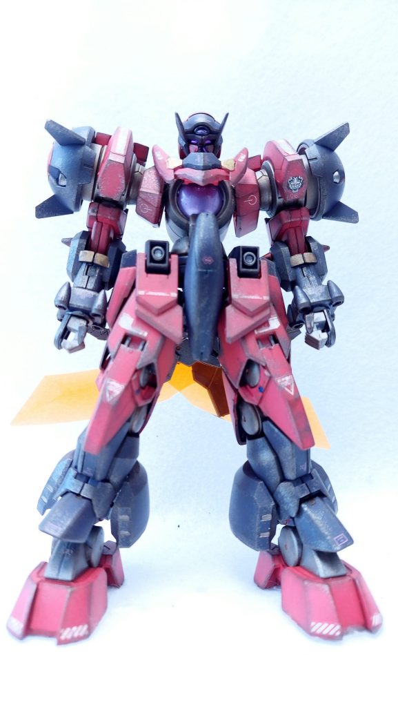 主人公、リクの好敵手オーガが使用するガンプラ、オーガ刃-X。「なんで汚してるの？」と思った方も多いかもしれません。登場作品はオンラインゲームが舞台なのでウェザリングからは少し遠いですし。でもこの機体、なんだかすごく汚しが似合いそうだし汚したくなったんです。オーガが百人組手的なミッションを突破し「まだ食い足りねえ」なんて言ってる時、機体が使い込まれた汚れをまとってたらしっくりきそうじゃないですか。というわけで「オーガの戦いぶりに感動したダイバーが作ったファンアート的ガンプラ」という位置づけで製作しました。