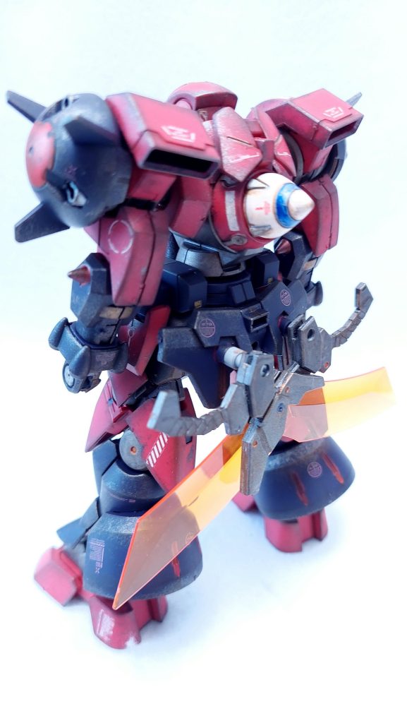 この個人経営のおもちゃ屋で発掘したキット、パーツ取りなんかに使えないかなというつもりだったのですが、こうやって作ってみると力強さに惚れ惚れします。可動は褒められたものではありませんが立ってるだけで安定感がある。背負いものがほとんどない上に足が大きいので自立も安定します。そして背負いものが無いと言っても肩部スラスターなんかでバックショットが映える。