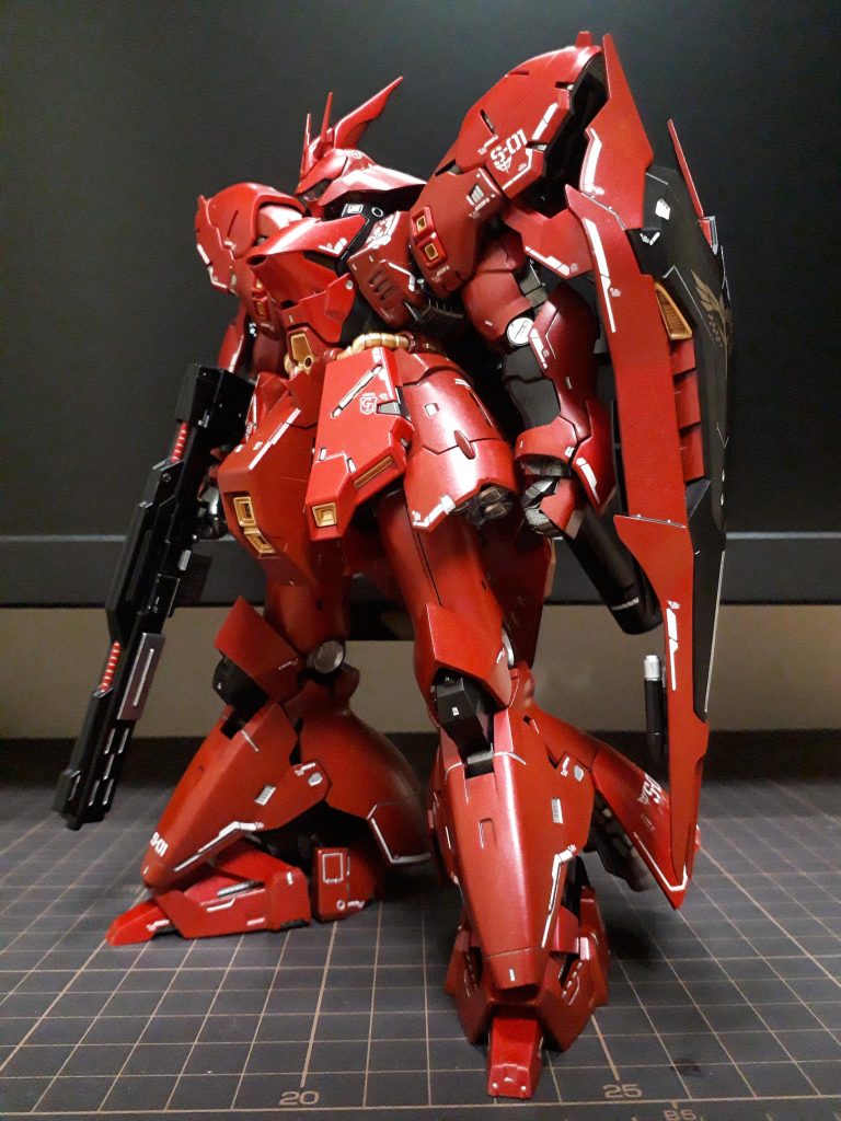 追加作業は膝アーマーの鋭利化(パテ)と、スジボリ一部掘り直しのみ。ガンダムデカールが定価で入手できたのでリアリスティックデカールは緑の部分(モノアイ・頭部・ライフル)のみ使用しました。