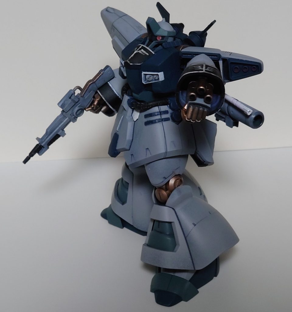 結構、原作とは異なる作りにしていますが、こういう機体もあったのかも、ということで御容赦ください。左手のバルカンは中身を引き出して、袖はそのままにしています。握り拳は造形が良かったので、手甲との間をちょっと掘って別パーツに見えるように。スカートはフロントスカートを切断してサイドスカート風に後部スカートと接着しています。後部側はあまり動かすことが無いので、切り離さず、スジ彫りだけです。
