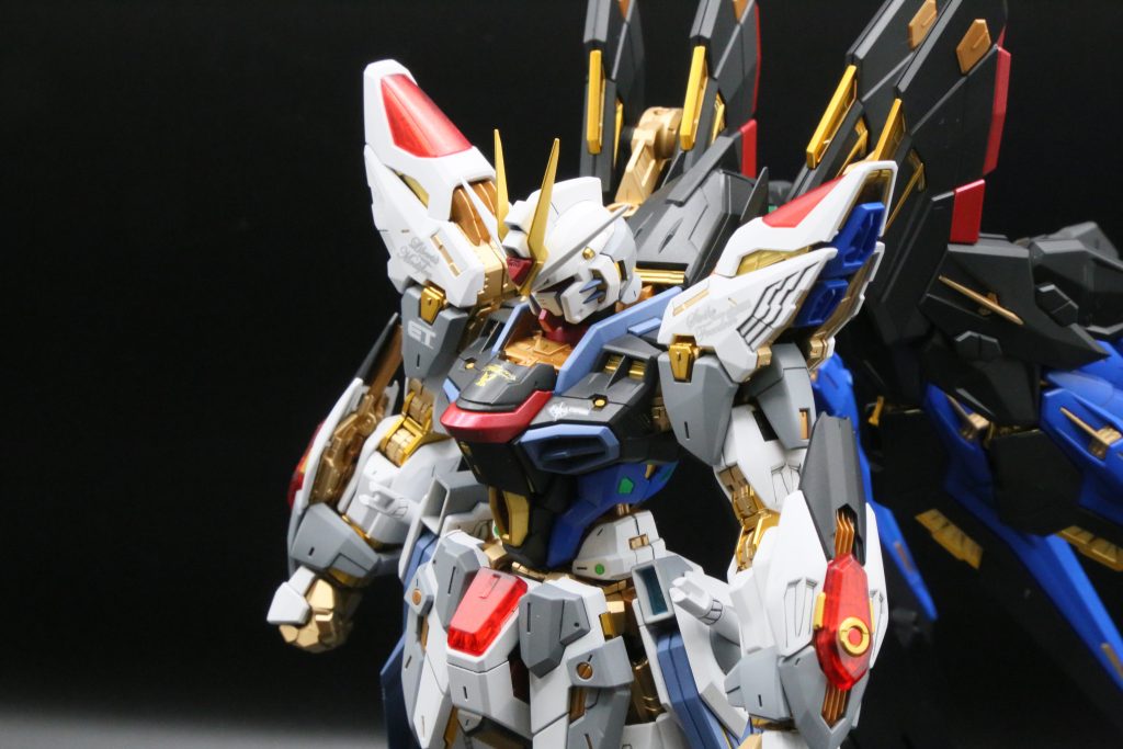 乾燥した感想初のMGの作成でしたが、この上ないほどのどう組んでもヨシ！みたいなキットでした。これを基準にしたら他のMG作る時にガッカリするかもしれないレベルな気がする。ともかく短いガンプラ歴の中で最もパーツ数があったと思うんですが、メッキパーツと黒色パーツのスミ入れはしない方針なので結構組みやすかったです配色変更して塗装してもカッコよさそうだし、フレームをシルバーにしても見栄えがよさそうでなんだって受け入れてくれそう。とはいえなかなか高カロリーな感じがしたので次はHGあたりのガンプラを組み立てようかなと思ってますクスィーにMGとでかいのが続いたので通常サイズぐらいでなんとかかんとか