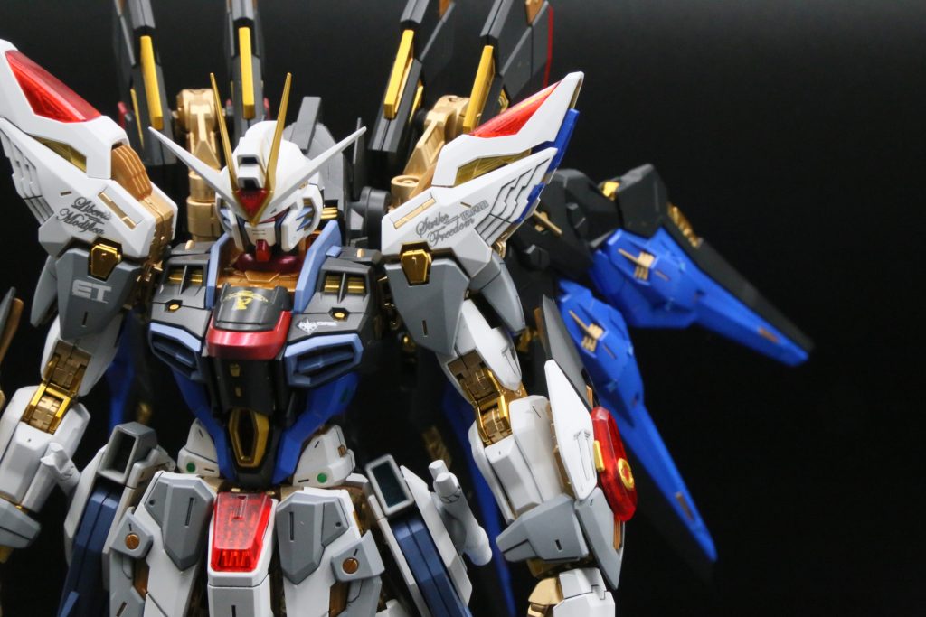 最後にバストアップ写真デカールは控えめに両肩前面、右肩前袖、ハッチ上部、左胸部上、写真に写ってませんが襟の所に機体型番の計5か所のみシールはエッチングシールと3Dメタリックシールを説明書通りに使ってます唯一の加工部分として白アンテナをヤスリで先鋭化してます。