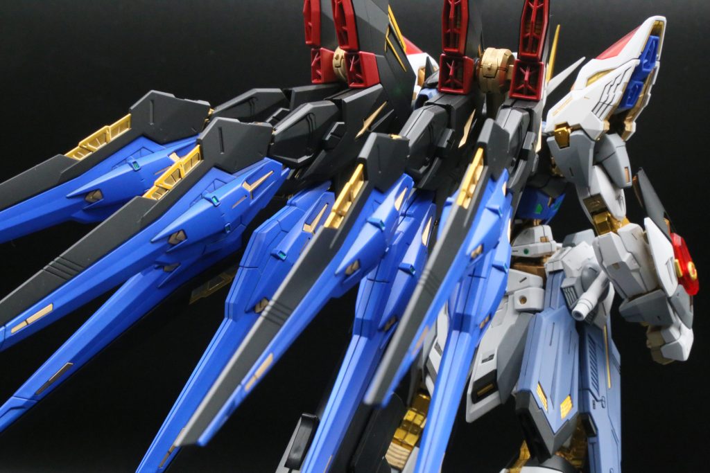 バックパック側からの撮影スーパードラグーンの塗装に使ったフリーダムブルーがもう本当に良い色なんです。パーツからチラ見えするゴールドと黒色のパーツが非常に映えるセクシーな感じ