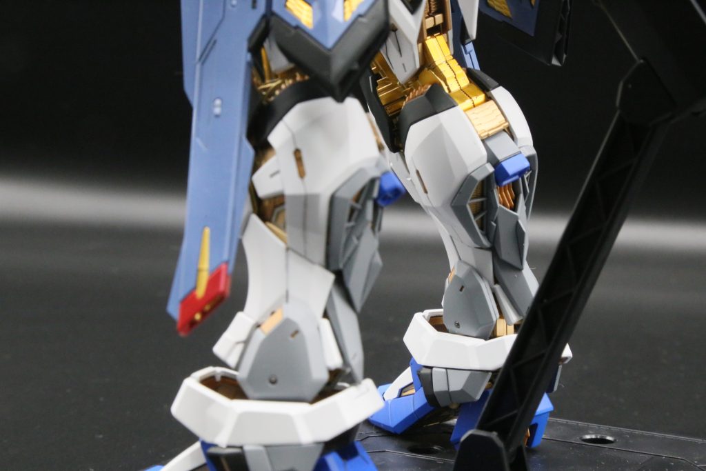 ついでに足元説明書やパッケージのライトグレーは白基調のグレーでしたが思い切ってグレー寄りに塗装しました。ゴールドの近い場所にグレー色のパーツが配置されることが多いのでメリハリをつけたかった感じです。