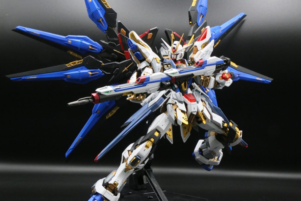 ディスプレイ用のポーズ色々考えて動かして試した結果、ストフリの代表的なポーズに落ち着いてしまいました。動かしてる間にパーツがこすれたりしてちょっと危うい気配を感じたのでもう一旦これでという感じ稼働ギミックはスーパードラグーン以外は稼働させてポーズ（写真では足のバーニアが閉じてますがケースに入れた時に気づいて開きました）ポーズに悩んでた時に参考がてらアニメを見返してたんですが当時の足のバーニアは赤色だったんですね。結構オリジナル配色というか変更点が多くて見比べるのも楽しかった。