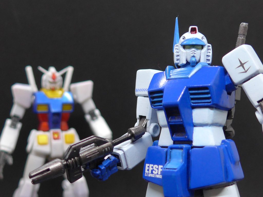 元パイロット(P)両機の比較ってどういうつもりなんだよ！　俺をからかってるのか？開発チーム(E)全くそんなつもりはない。外から見ている分にはLAのほうがコントロール良好に見えたが・・。(P)ライトアーマーはいい機体だ。当時使いたかったね。元の機体がジムからガンダムに変わったからのも大きいと思うが操作性・機動性は抜群だ。配備が決まればジムLAのパイロット間で争奪戦間違いなしだ。スナイパーカスタム乗りの中にもこの機体を好むものがいてもおかしくない。ジムLAでの装甲の脆弱さがこれにはないんだからな。武器は好みがわかれるかもしれないけど、俺はこのスプレーガン強化型を気に入ったし、嫌なら他を使えばいいだけだろ。