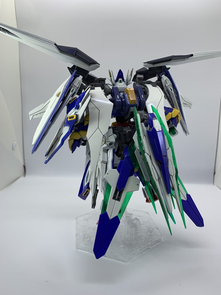 通常フォーム簡易型専用バックパック「プラスクローク」を閉じた状態になり、防御寄りながら高い次元でバランスの良い性能をもつ基本形態。