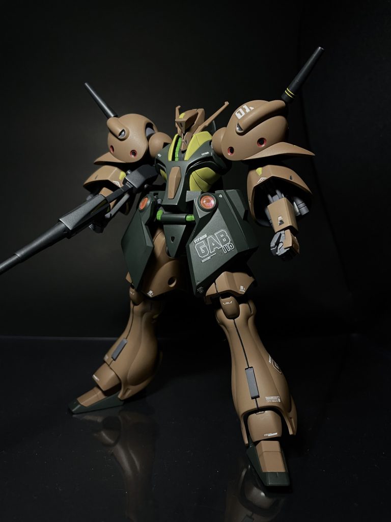 正面ショット。あまり思い入れもないMSなので素組です。モノアイと腰部のピンクはHアイズにしましたが、モノアイは小さすぎて見えないなぁ(T . T)あとは手首をMSハンドに交換したぐらい。