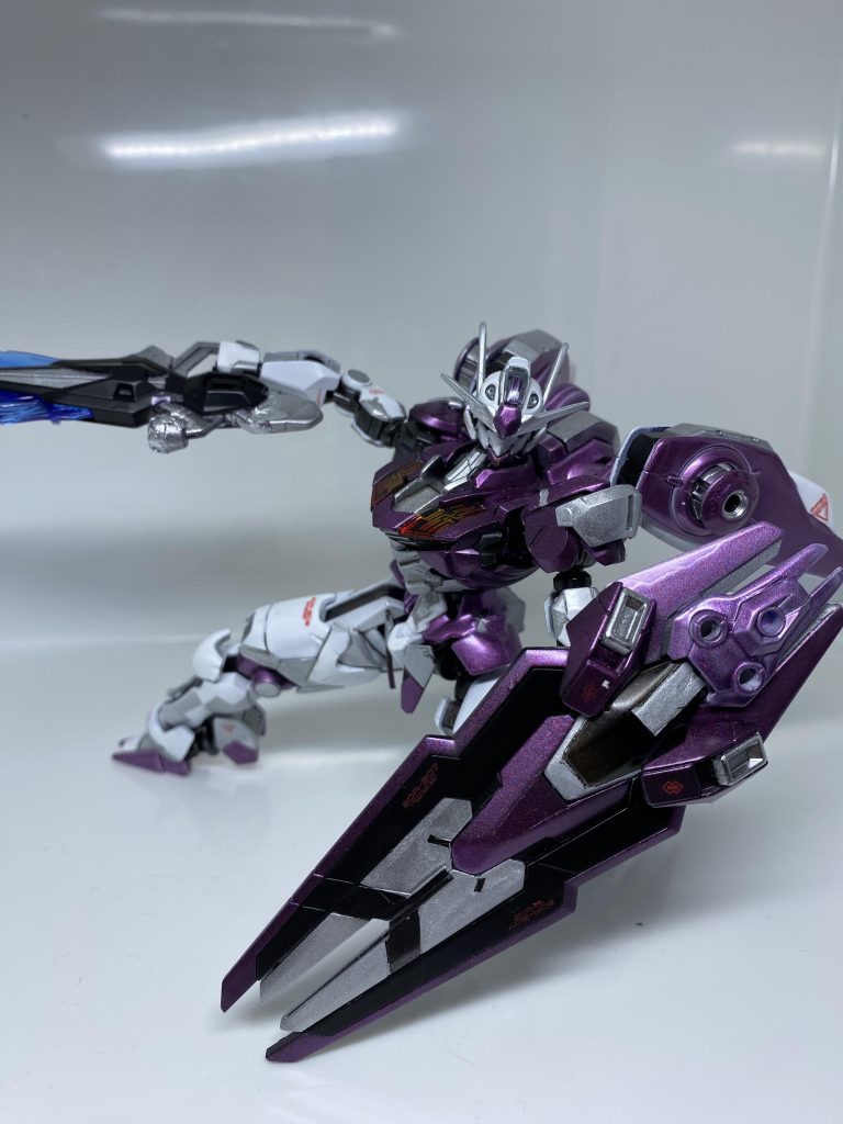 頭部のアンテナ4ヶ所や腕、脹脛などなど思い付くところは、グレー＋ホワイトの塗り分けしてます‼️マスキングなかなか難しい💦