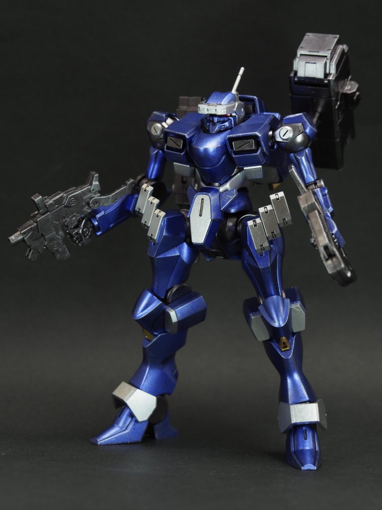 一番最初に設定画を見た時に「どう見てもアー〇ード・コアです。本当にありがとうございました。」と思ったのですが、デザイナーさんは本当にAC4でネクストをデザインされてたんですね。長い手足でMSぽく無いですが、カッコいいです。30MMのパーツをメインで武装と頭部もACの象徴とも言えるEYEシリーズをイメージして30MMカスタマイズヘッドに交換してます。カラーリングはNEXUSの看板AC、オラクルのイメージでガンダムマーカーで塗りました。