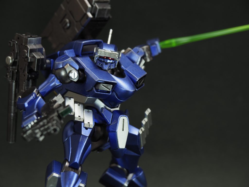 殲滅せよの図(AC3のCMでしたっけ・・・?)ザウォートヘビィになると最初からキャノンにミサイルランチャーが付いてきてエクステンション用の穴まで空いてて至れり尽くせり。発売が待ち遠しいです。