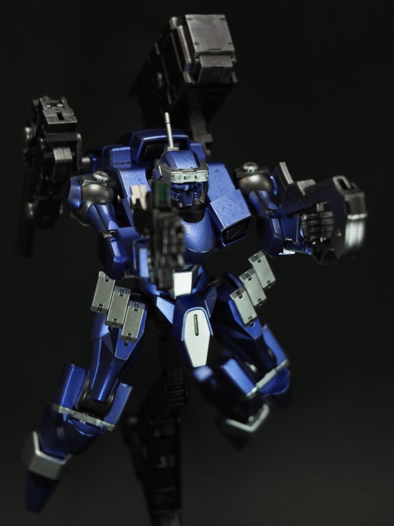 メインシステム戦闘モード起動。ACってゲーム中だと基本正面に真っすぐ銃を伸ばしているので忠実に再現しようとするとカッコよくならない。。。