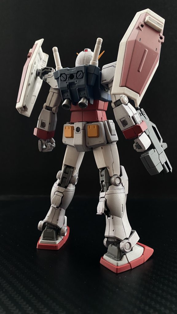 　無人機として作られたこの機体は、本来コクピットがある腹部に、AIシステムに対する大型のシステム冷却用ユニットが内蔵されている。その為、コアファイターは搭載されていない。そして肝心のAIシステム、ブラックボックスに値するユニットだが、頭部の真下、胸部の大部分を占めており、単純にユニットを搭載するだけならば、余りに多くのスペースを取っているように思える。