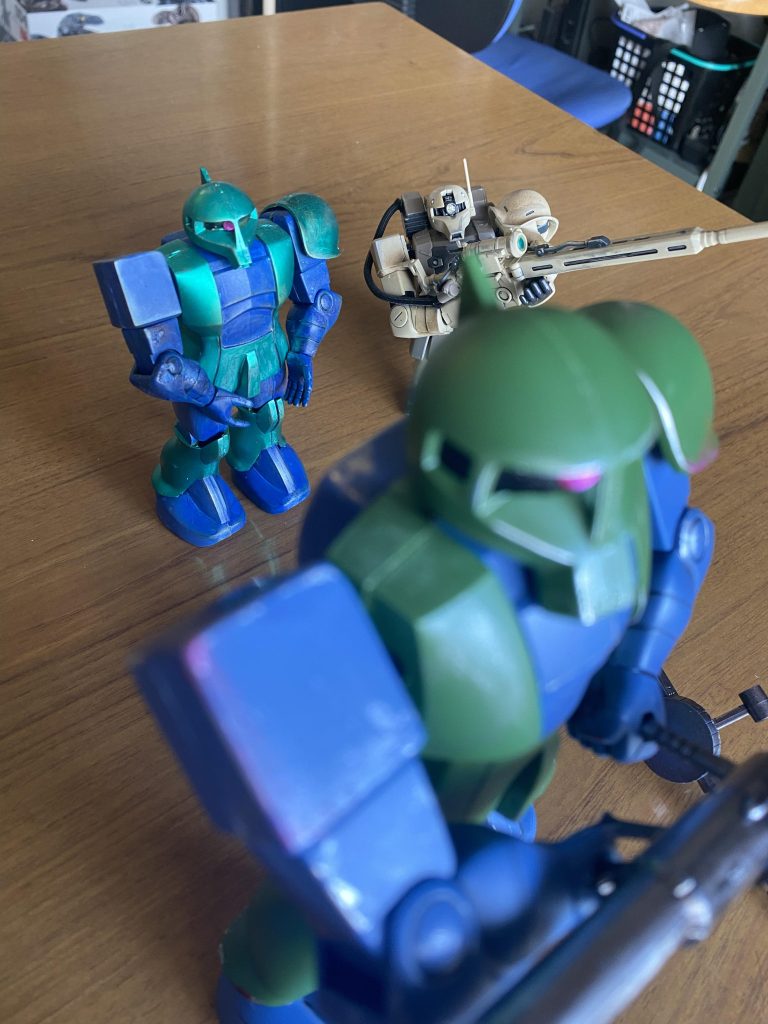 うちにいる旧ザクたちと。1/144の旧キットもいい出来でした。ザクスナイパーはさすがHGです。出来が違う。