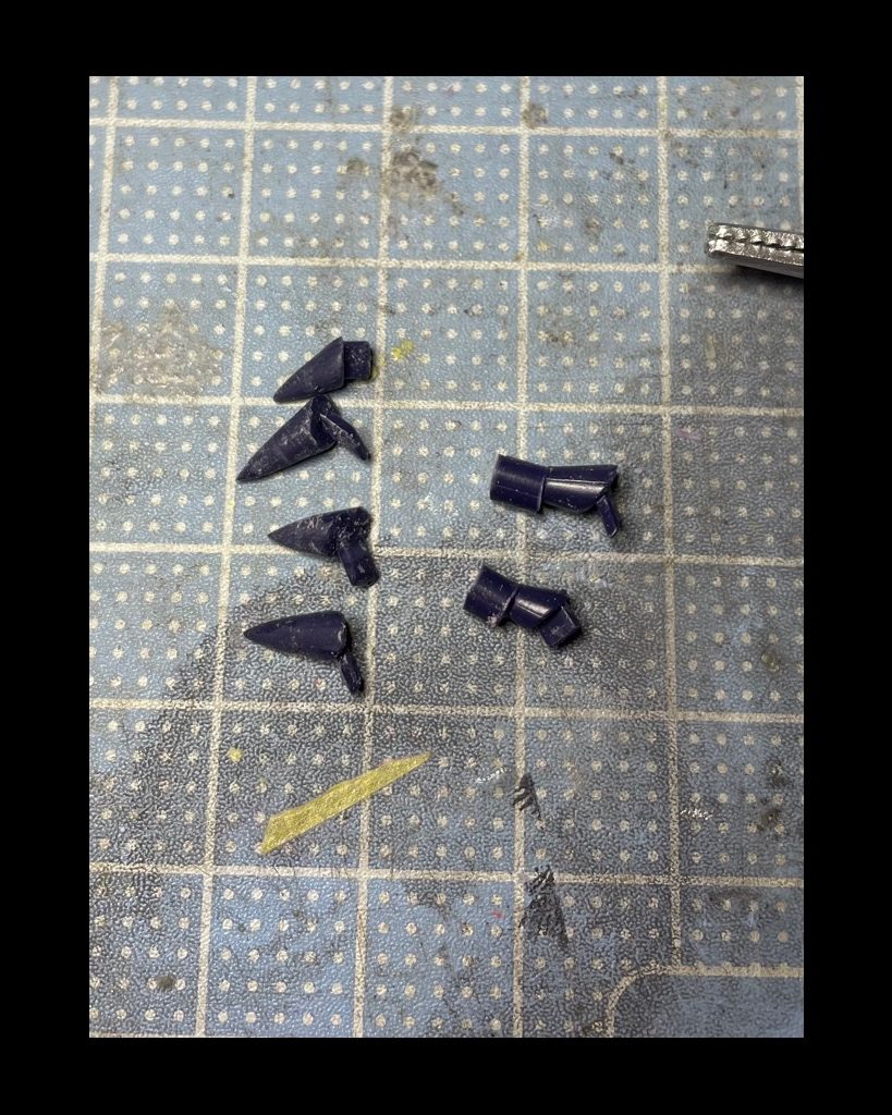 ショルダーのスパイクを尖らせる為に先端を切断してランナーを使用して加工しました。