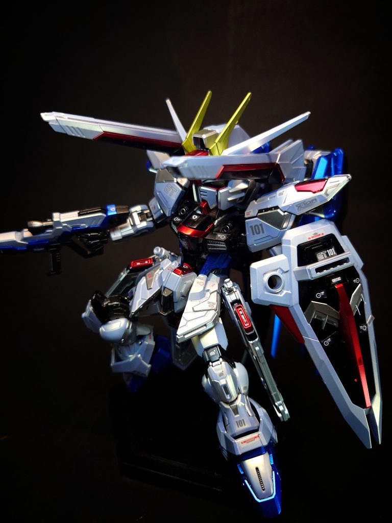 MA-M01 ラケルタビームサーベル×2G兵器のデータを基に開発されたラゴゥ用ビームサーベル[18]。開発はマティウス・アーセナリー社が担当しており、バクゥ、ラゴゥ用のビームサーベルを経て、核エンジンからの電力供給により、G兵器のものより遥かに出力が高い装備となっている[60]。刃渡りの長いビーム刃を形成する[25]。2本のビームサーベルの柄同士を連結させることで、両端からビーム刃を放出する「アンビデクストラス・ハルバード」という形態で使用することも可能[61]。接近戦における剣術を多様化している[60]。モビルスーツ用小型ビーム兵器である「ビームライフル」及び「ビームサーベル」の開発が地球連合に後れをとっていたザフトの技術者にとって、奪取したG兵器の技術を基にこれらの武装機器を実用化したことはコーディネイターとして（それ以前に技術者として）忘れることのできない屈辱であった。2刀の柄を連結させることで格闘術を増加させたことに加え、核エンジンからの強大な電力供給によって地球連合軍製のビームサーベルを遥かに凌ぐ出力を実現した武装であり、ザフト技術者の汚名を返上するべく開発された武装ともいえる[60]。