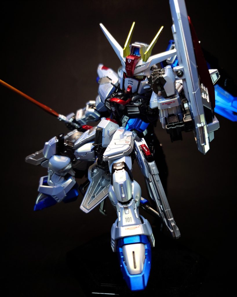 対ビームシールド / ラミネートアンチビームシールドフリーダムが携行するシールド。資料によってローラシア級戦闘艦等の装甲素材の転用技術した軽量かつ超硬度の対ビーム用処理済のシールドとするもの[64][18]、ラミネート装甲素材を用いたとするものが存在する[60][42][65][24][61]。ビーム兵器の威力を無効化しきれないPS装甲の弱点を補うために装備されている[19]。その防御力は密着状態で放たれた大出力ビーム砲の直撃をほぼ無効化してしまうほど[48]。常時展開されたPS装甲に加え、このシールドの存在によって鉄壁の防御力を持つに至った[66]。上半身を覆うほど大型で、脇にはルプス・ビームライフルの銃口を挿入するためのガンポートを備えている[55]。ジャスティスガンダムが装備するものとは同型であり、相違点はカラーリングのみ[39]。