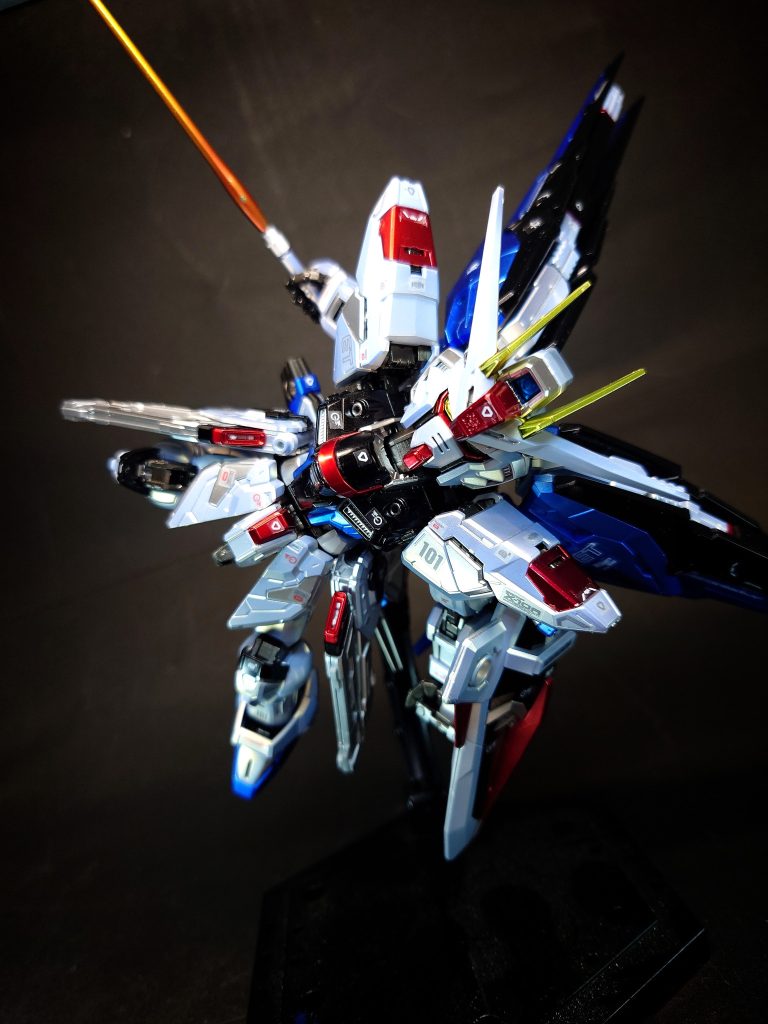 MMI-GAU2 ピクウス76mm近接防御機関砲×2フリーダムの頭部に装備される機関砲。接近する敵MSの分散等に効果を発揮する[45]、または対空防御及び牽制用とする資料もみられる[61]。開発はマイウス・ミリタリー・インダストリー社が担当した[18]。「ピクウス」（キツツキ）の啄ばみの如き速射性を持ち[62]、G兵器が装備する「75mm対空自動バルカン砲塔システム<イーゲルシュテルン>」よりも大口径で威力が高く[55]、戦闘機や戦闘ヘリの撃墜も可能で、戦闘にも十分耐え得る破壊力を持つ。MA-M20 ルプスビームライフルフリーダムの携行するビームライフルで、取り回しと連射性能に優れる[22]。開発はマティウス・アーセナリー社が担当しており、GAT-Xシリーズに装備されたビームライフルを上回る威力を誇る[26][18]。また、中距離戦闘用の兵装であり、大出力ビームを発射するとした資料[48]、核エンジンからの電力供給が続く限り撃ち続けられる携帯型ビームライフルとした資料[25]、ザフト製では最も早く実用化されたビームライフルであり、核エンジンからの電力供給によってG兵器のビームライフルを凌駕する出力を持つとした資料が見られる[61]。戦後に開発されたセカンドステージモビルスーツの元型ともいえるものであり、その威力は最新のものと比較しても遜色無い[19]。ストライクのビームライフルを参考にしたと思われており形状は似通っている[55]。ジャスティスのビームライフルとはカラーリングは異なるものの同型である[63]。ゲイツ改と同時に完成していた武装であり、PS装甲と併用した試験運用では予備バッテリーを使用しても機体の稼働時間が10分を切ってしまうほど電力消費量が激しい武装であった。この結果から、一時は性能を引き下げるか採用を見送ることが検討されたが、その直後に決まった核エンジンの搭載により、晴れて予定通りの性能で採用されることとなった[60]。