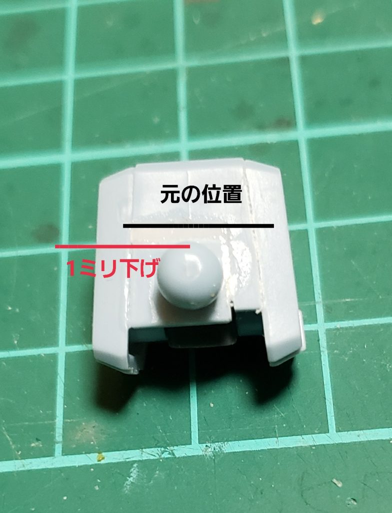 肩の接続軸は、軸のみの切り離しでは無く強度確保の為に周囲も切り取り1ミリプラ板を挟んで接着