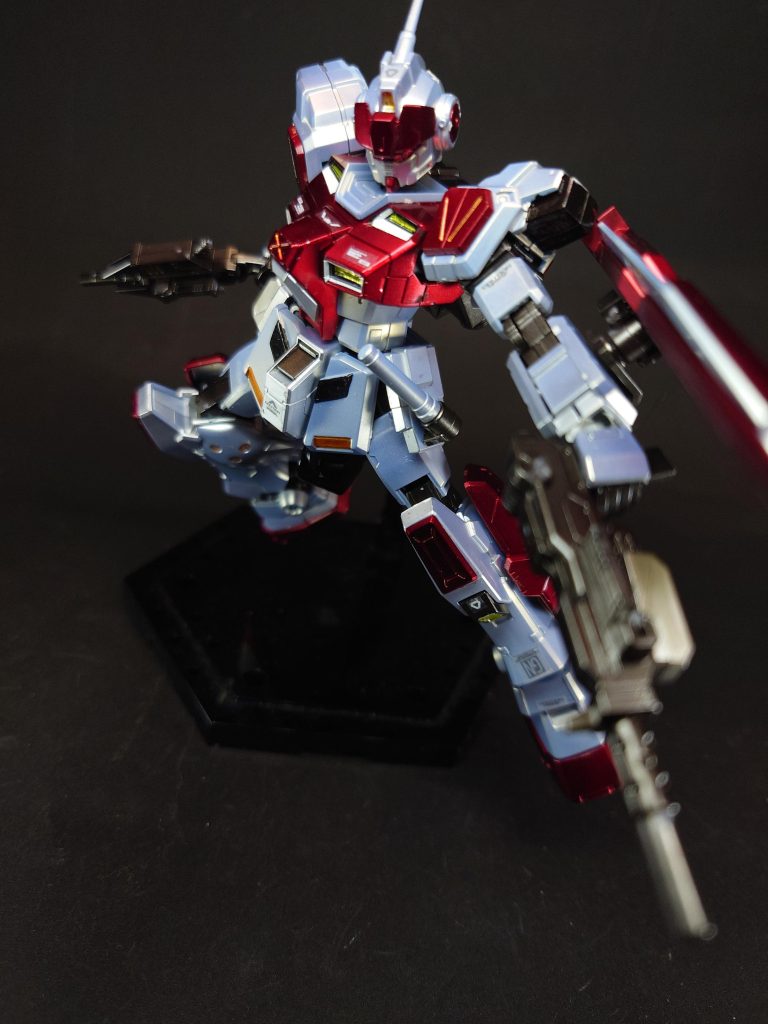 特殊機能 アレス(ARES または AREUS)本機の教育型コンピュータに接続されている実験用システム。このシステムを起動させると機体のリミッターが解除され、300秒の間、運動性能が150%向上する。ただ、高機動時のパイロットの負担は考慮されておらず、最悪死に至る危険性がある。Rymm Paアレスの起動中にパイロットの失神及び一時的な心肺停止が確認されると自動的に起動する蘇生プログラム。電気ショックによりパイロットを蘇生させる。ウェラブル・アーマー両肩、両膝、コックピットハッチに装備されている特殊装甲。ブロック状の追加装甲の様だが、1つ1つに着弾時の衝撃を外部へ拡散するよう内部炸薬を搭載している。このため実弾に対しては高い防御力を有し、敵が次弾を撃つ前に接近して撃破する事が可能となる。但し、一度外れると装甲が剥がれてしまうため次の攻撃に対しては無防備になってしまうのが難点。マグネットコーティングフィールド・モーターの反応速度や駆動性を向上させる磁気塗膜。空間戦仕様において実装。