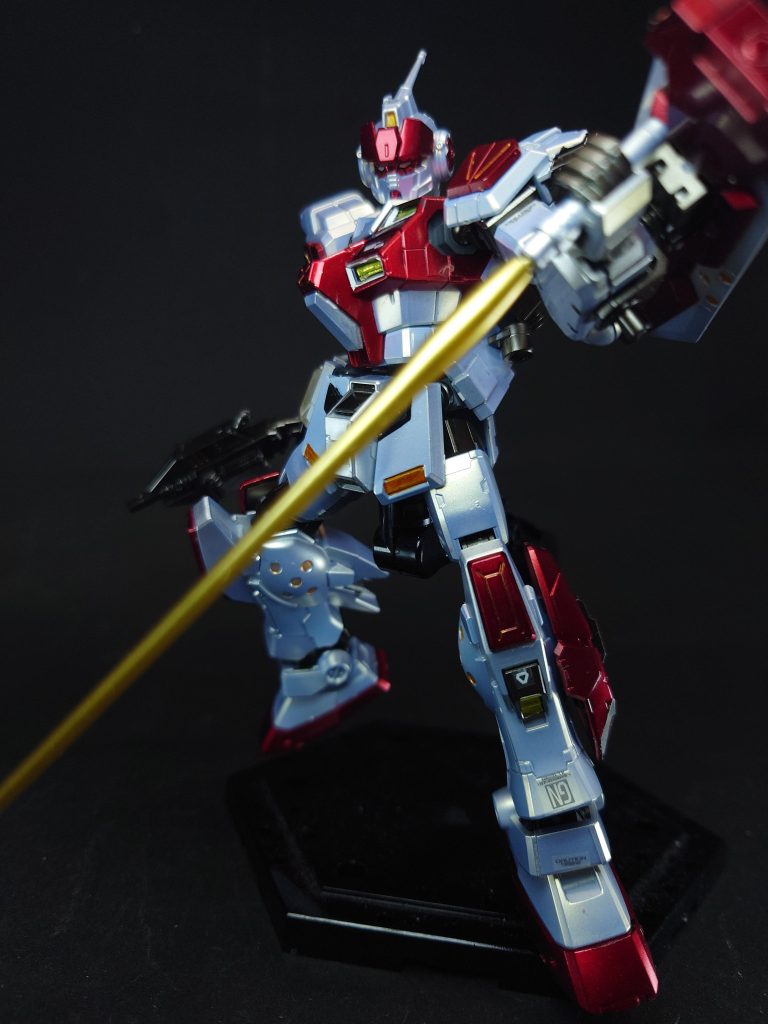 共通装備 バルカン砲頭部に左右一対2門内蔵されている機関砲。頭部内にはARESのコアユニットが搭載されているため、地球連邦軍で一般的な内蔵式から独立配置式に変更されている。ビーム・サーベル左サイドアーマーに1基装備されている近接武装。