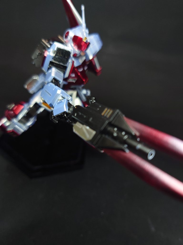 試作型100mmマシンガン本機のデータ収集用にエルザが設計したマシンガン。マガジンは上記の100mmマシンガンと共通。ジオン軍の技術を取り入れた武装で、形状記憶合金を使用した発熱体のヒート・ソードが銃口上下に内蔵されている。このヒート・ソードは射出することも可能。