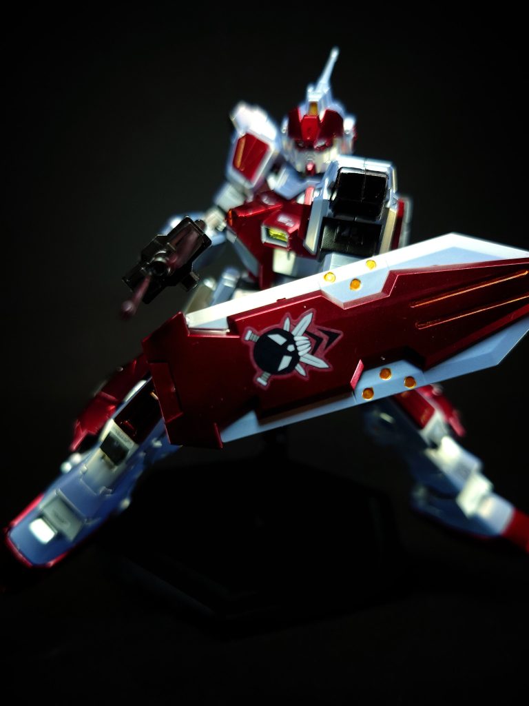 シールド取り回しが考慮された小型のシールド。これも陸戦型ジム等と同じもの。カラーリングは陸戦型ジムの物と同一だが、表面にはアグレッサー中隊の部隊マークが描かれている。ツヴァイ・ハンダー受領前に装備していた。