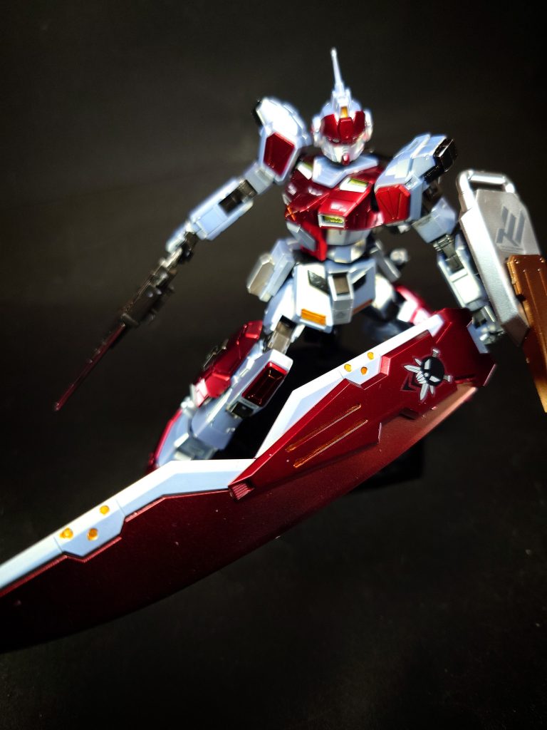 ツヴァイ・ハンダー本機専用に開発された攻防一体の兵装。シールド側面に大型ビーム・サーベルを内蔵した武装で、ビーム刃を調整することが可能。