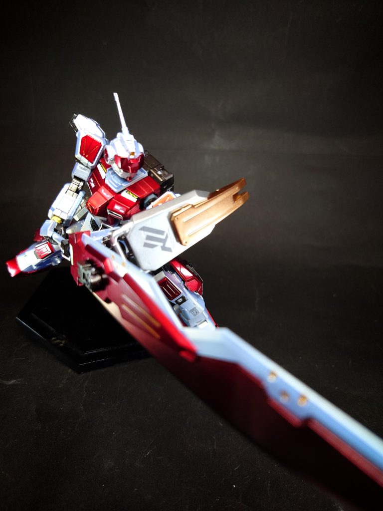 ビームの出力は大きいため発熱を抑えるための冷却カプセルが3つ収納されており、これを使い切ると使用不可となる。シールド後部にはアンカーが内蔵されており、使用後は切り離すことが可能。また、後部にはグリップが収納されており、シールドそのものがリーチの長い手持ち式の大剣となる。なお攻撃をシールドで受けすぎると衝撃でビーム・サーベルが故障する欠点を持つ。