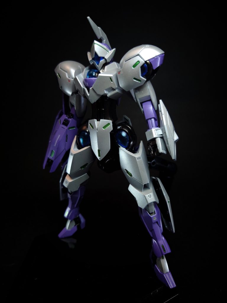 GUND-ARMの排除を目論むグラスレー社は、GUNDフォーマットを妨害する「アンチドート」搭載機のアップデートをヴァナディース事変以降も密かに進めていた。そのアプローチの一つとして、アンチドートデバイスに攻撃力を付与させ、妨害行動に至るまでの戦闘優位性を高めるべく開発された機体がミカエリスである。右腕のマニピュレータを排し、アンチドートデバイスを主として固定武装を集約した「ビームブレイサー」を装備する。結果、機体の汎用性は低下したものの、それを補ってあまりある機動力と攻撃力の獲得に成功している。