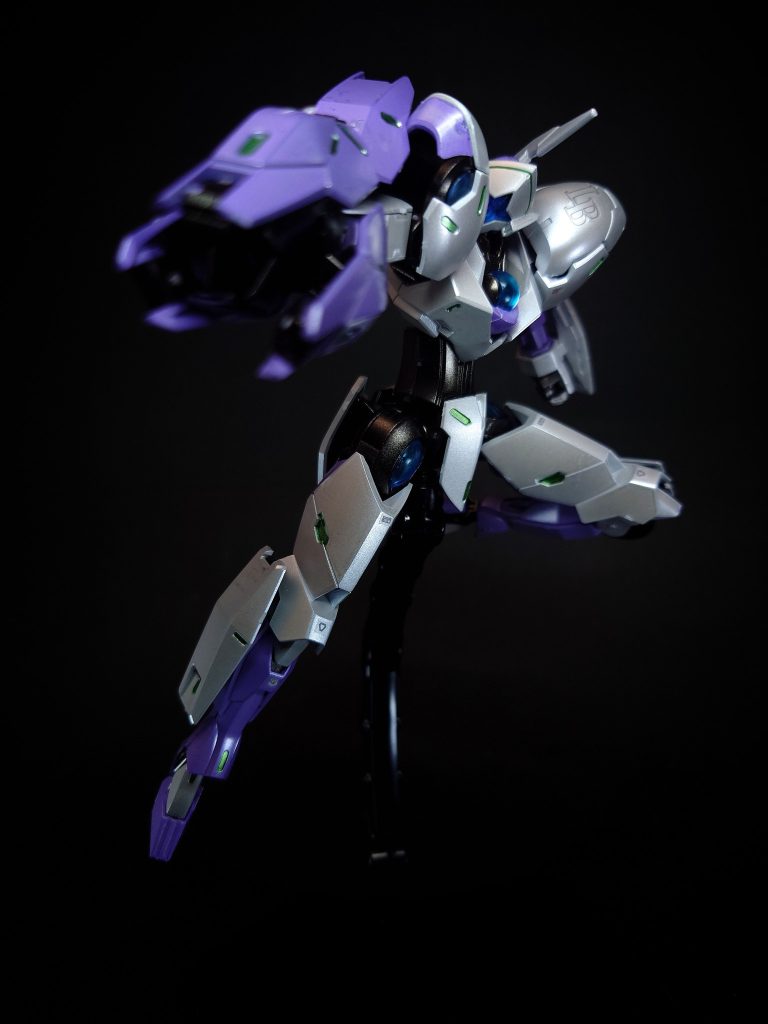 武装・必殺攻撃 ビームブレイサー 右腕のマニピュレータを排して装備された複合装備。アンチドートデバイスに攻撃力を付与する目的で開発され、ビーム発振器を内蔵したフレームとシールドコーティングが施された4枚のプレートで構成される。ビームサーベル、ビームキャノン、ビームマシンガンの各モードへと変形する他、ユニットを分離する事で有線式の遠隔攻撃も可能。