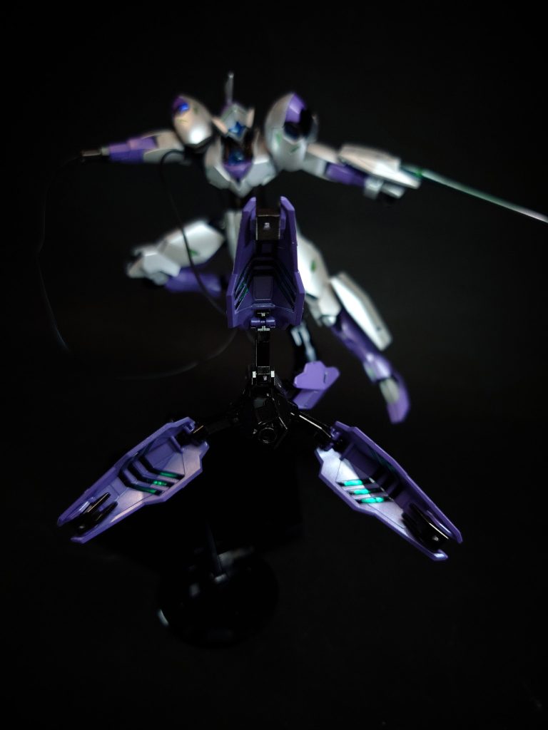 「CFライン」で製造された新型アンチドート搭載機[68][87]。サリウスの計らいで地球寮との決闘に臨むシャディク・ゼネリに与えられ、ベギルペンデで構成されるグラスレー寮側の大将機を務める。マニピュレーターを排した右腕にアンチドートデバイスや固定装備を集約することで、汎用性の低下と引き換えに機動性と攻撃力を高め、妨害に至るまでの戦術優位性を追及している[100]。