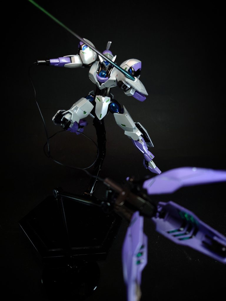 主武装である右腕の複合装備「ビームブレイサー」は、アンチドートデバイスやビーム発振器を内蔵したフレームとシールドコーティングが施された4枚のプレートで構成され、ビームサーベル、ビームキャノン、ビームマシンガンの各モードへの変形に加えて、分離したユニットを有線操作することも可能。左腕にはビームサーベル内蔵のショートシールドが備えられ、おもにビームブレイサー側との二刀流スタイルで使用される[100]。