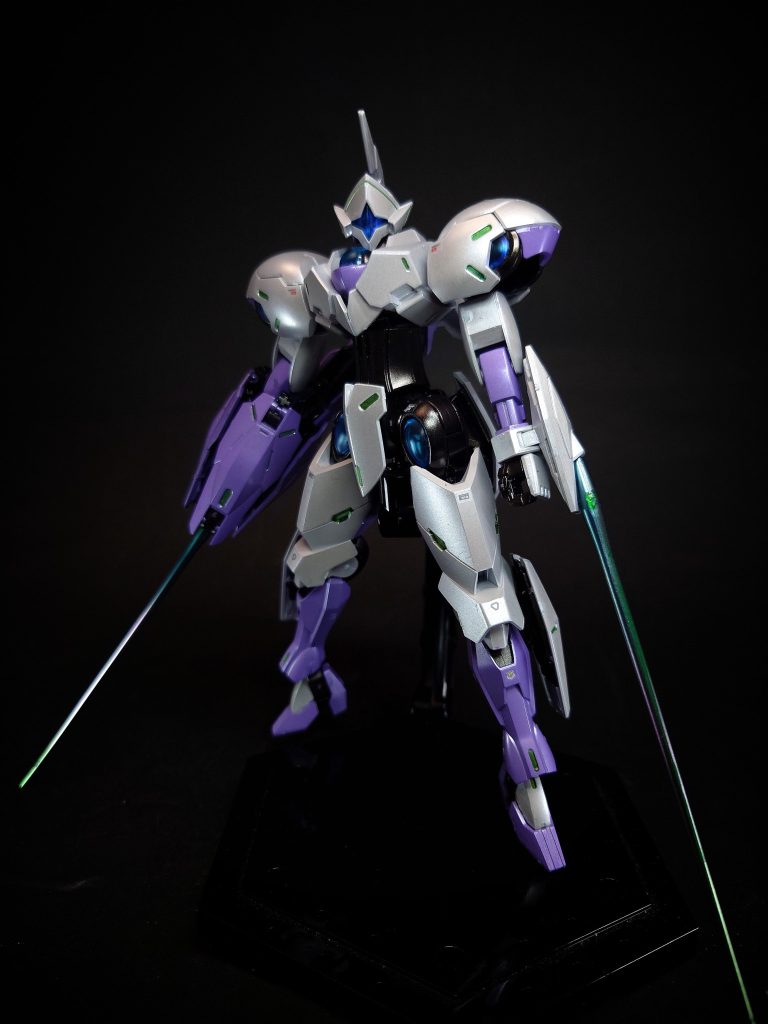 ショートシールド左腕に装備された小型の盾。先端部にはビームサーベルが内蔵されている。ビームサーベルショートシールドに組み込まれた近接用兵器。ビームブレイサーのビームサーベルとの同時稼働による二刀流の戦闘スタイルにも対応