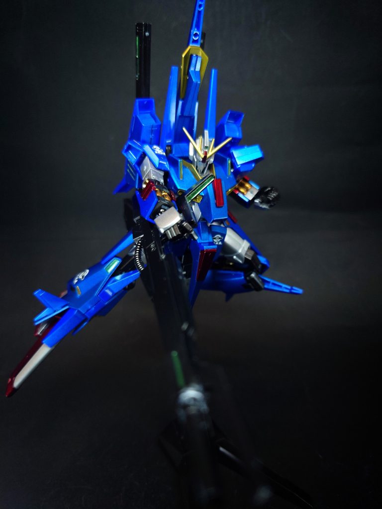 メガ・ビーム・ライフル本機の主兵装。通常使用時はハイパー・メガ・ランチャーより出力が劣るがウェイブライダー形態時には各部のジェネレーターと直結させる事でハイパー・メガ・ランチャーに匹敵する威力を発揮する事が出来る。また先端からビーム・サーベルを発生させる事が可能。