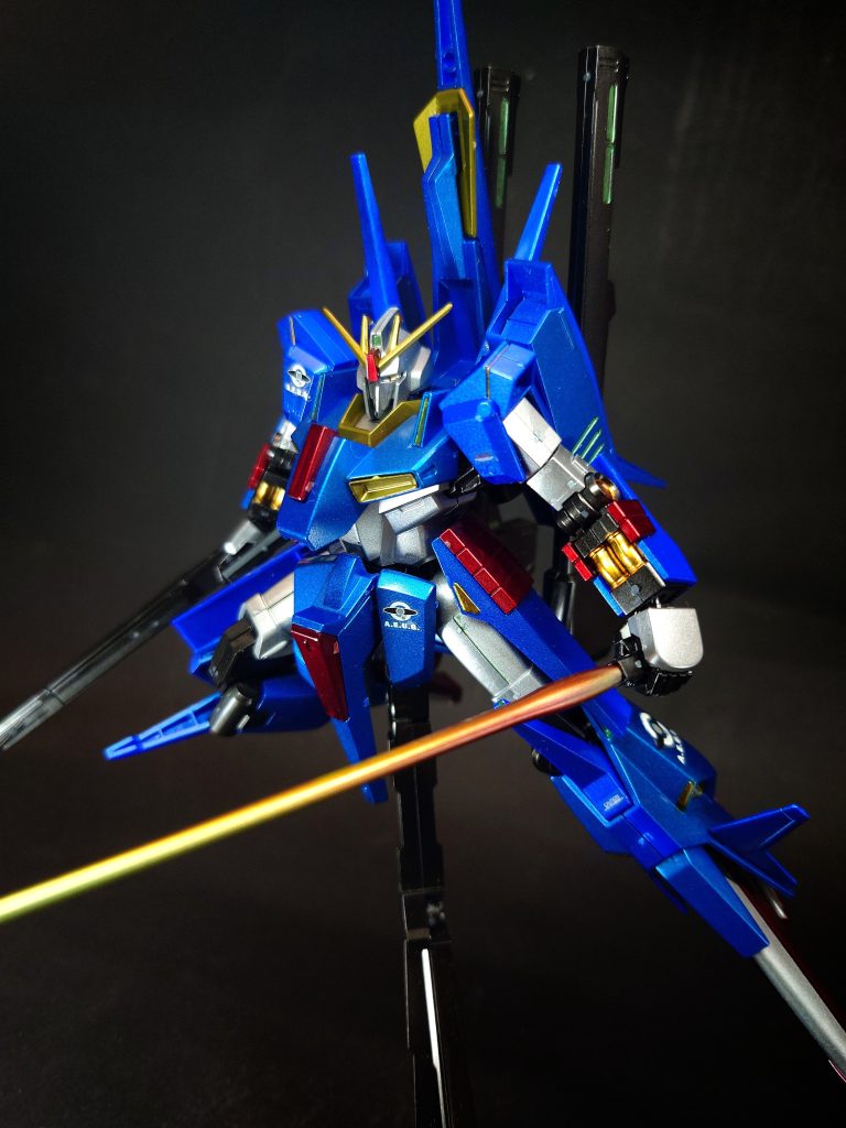 ビーム・サーベル近接格闘用の装備。ジムIIIなどが採用していた物と同じデバイスが採用されている。