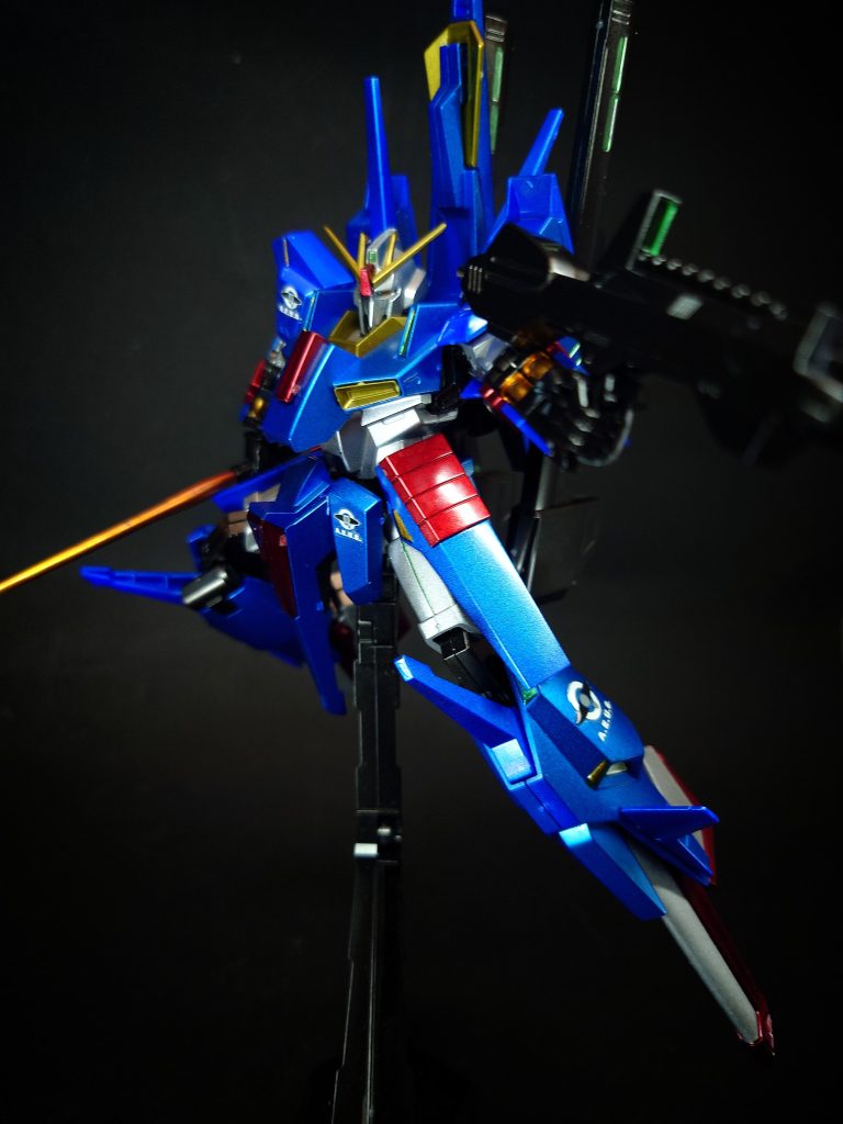 ビーム・ライフルZガンダムの物を流用したビーム・ライフル。更新用の生産品を使用しており、先端部からビーム・サーベルを展開出来る仕様もΖのそれと同一。