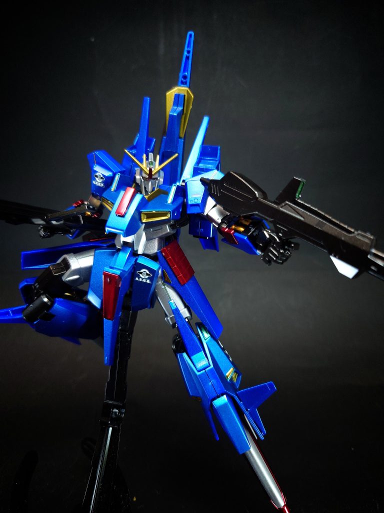 スタイリッシュな外見で、ハイヒールのような華奢な足が特徴。踵は独特な形状になっている。推進器は、コーン状の構造物である尻部や腰部はメタスに近く、脚部側面はΖガンダムに近い。背部の箱型ユニットは後のリゼルにも採用されている。頭部ユニットはΖガンダムの意匠を受け継いでいるが、形状は大分異なる。バルカン砲は未装備で、カメラアイ間の保護バーがある特殊な構造。マスタリッシュ配備機は仕様が異なる(後述)。