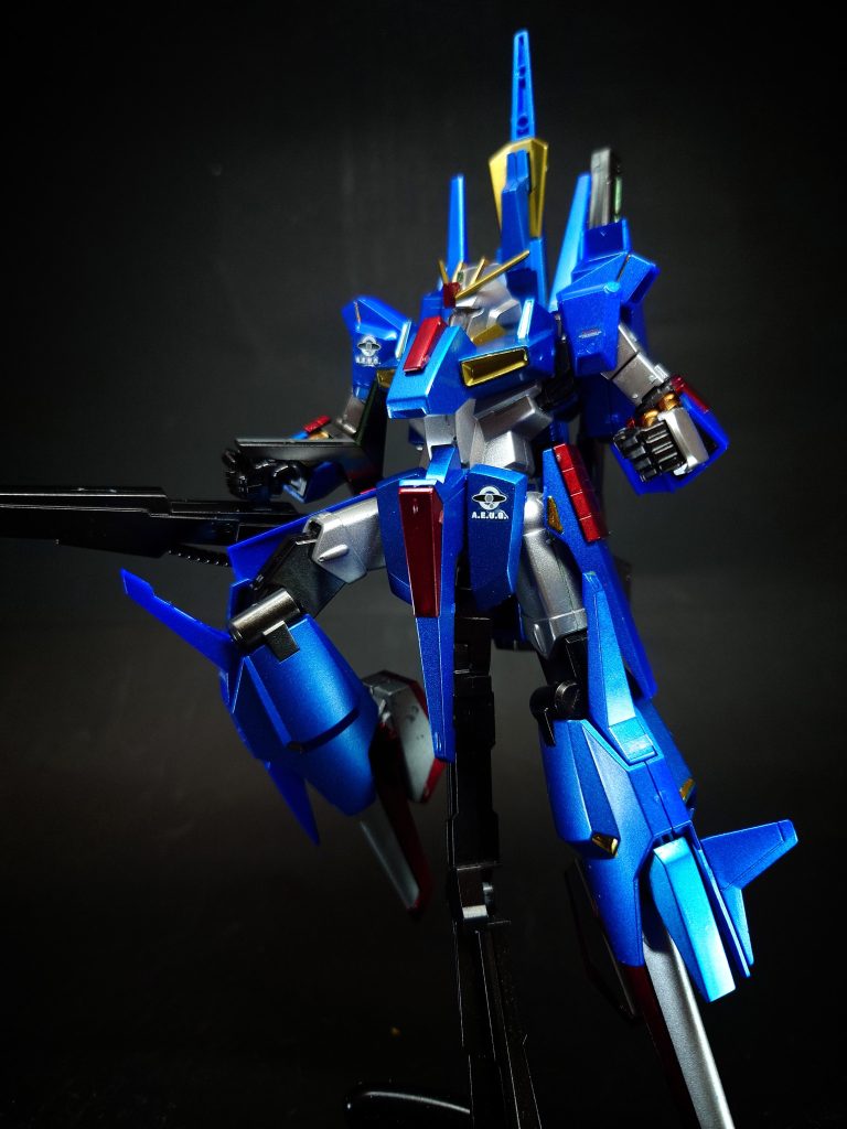 なお、可変後の形態はΖガンダムに肖って「ウェイブライダー形態」とも呼ばれるが、単独での大気圏突入は不可能で空も飛べない、実質航宙戦闘機扱いの状態である。逆を言えばΖⅡがエゥーゴの本活動域である宇宙での運用に特化されているという事が分かる。性能についてもΖガンダムと同等以上であり、特に宇宙におけるウェイブライダー形態の機動力はこちらが上であるなど、総じて実用性が非常に高い機体となった。…が、凄まじい火力を持つ「θガンダム」ことΖΖガンダムの開発が優先されることになり、本機は廃案、または中断されることに。他のΖガンダム系MS（Sガンダムこと「ιガンダム」など）に敗れたとも言われている。