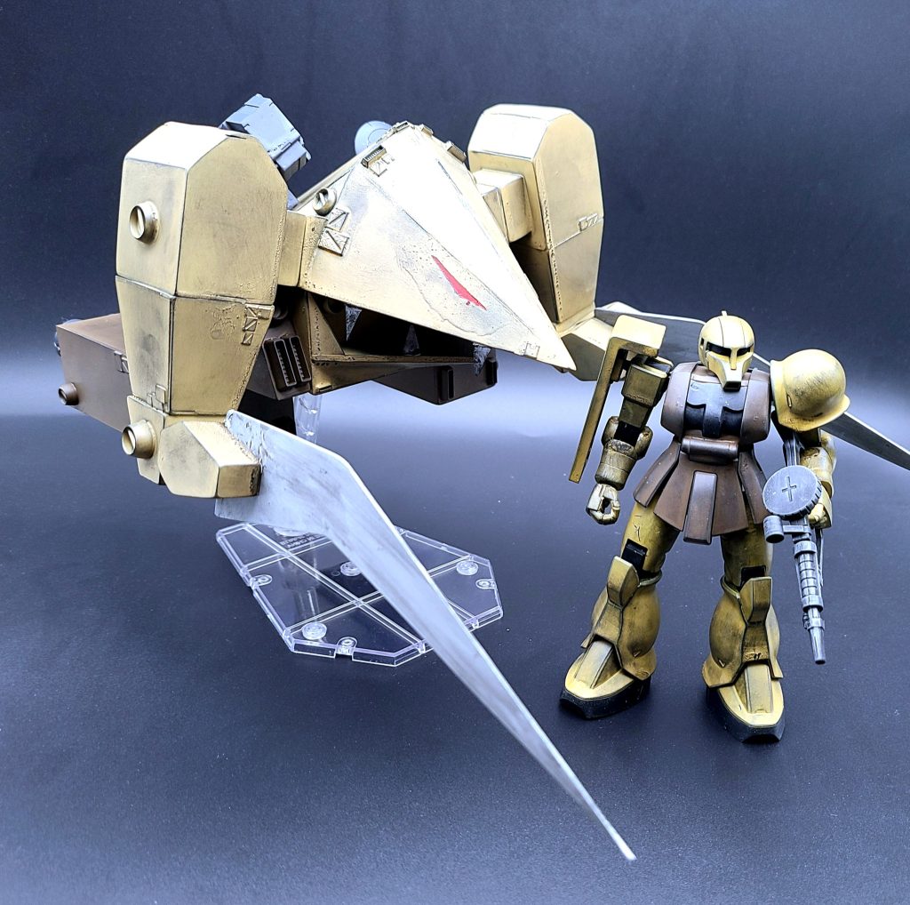 同スケールのザクと比較。