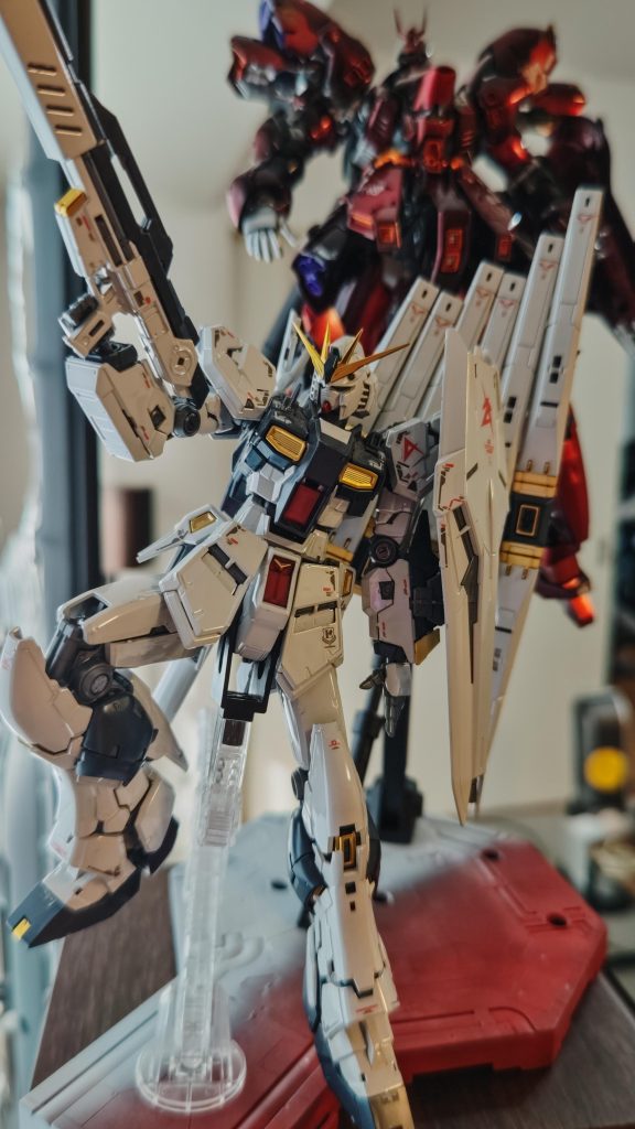 ちなみにνガンダムはガンダムベース限定のチタニウムフィニッシュの素組です!ここから再燃したのかも台座もイメージカラーで乗り分けたらワンピースのウタみたいになってしまったw