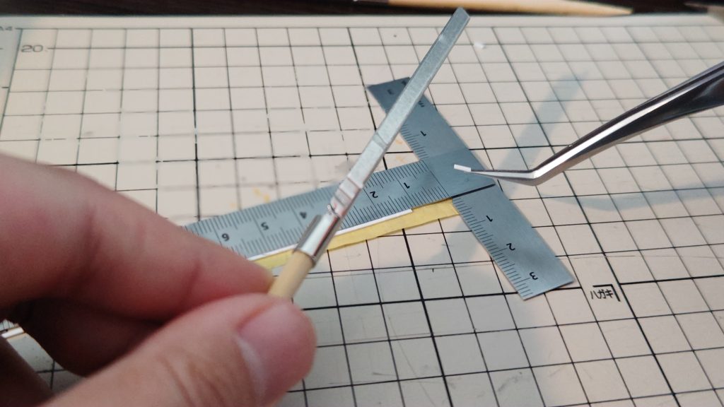 エバーグリーンのプラ棒を3mm~8mmの長さで4種類切り出し、塗装しました。