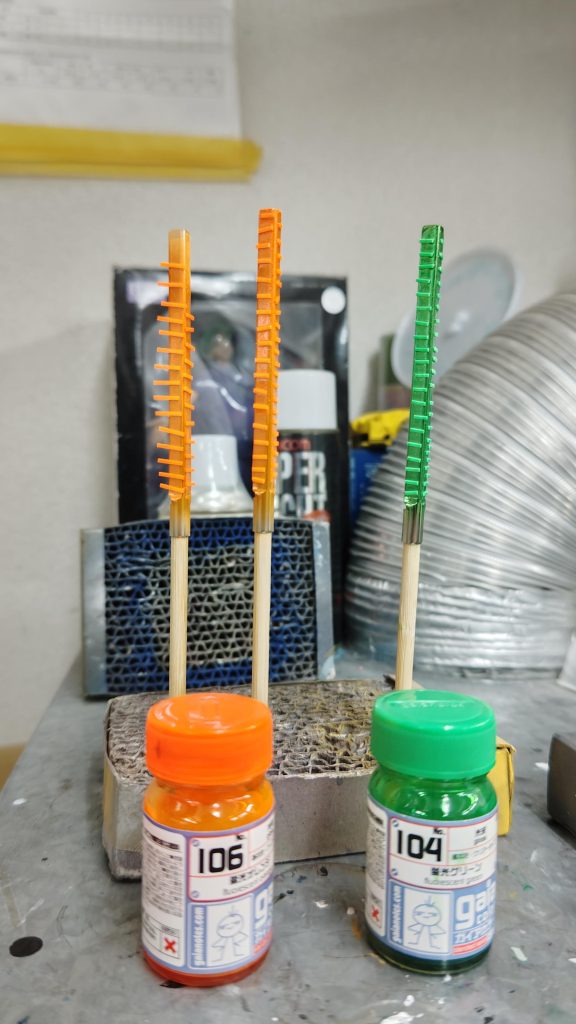 実は今回はレッドチップに挑戦していました！簡単お手軽ディテールアップとのことで蛍光オレンジと蛍光グリーンで塗装し、ハッチをイメージした発行ギミックを再現しようとしました！