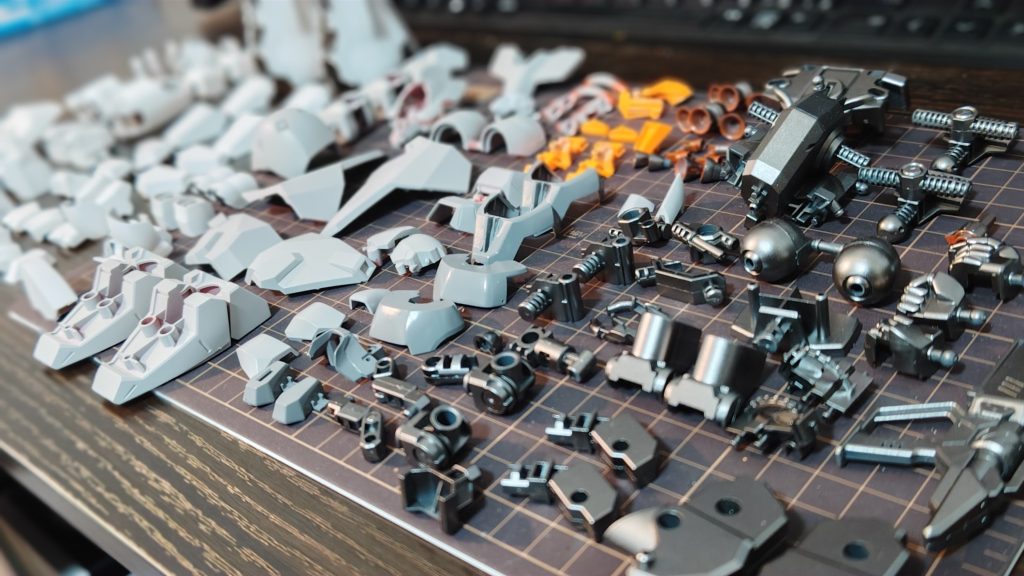 分かりづらいですが、本体外装も白、オフホワイト、グレーの3色で分割しています。内部フレームは安心と安全のスターブライトアイアン