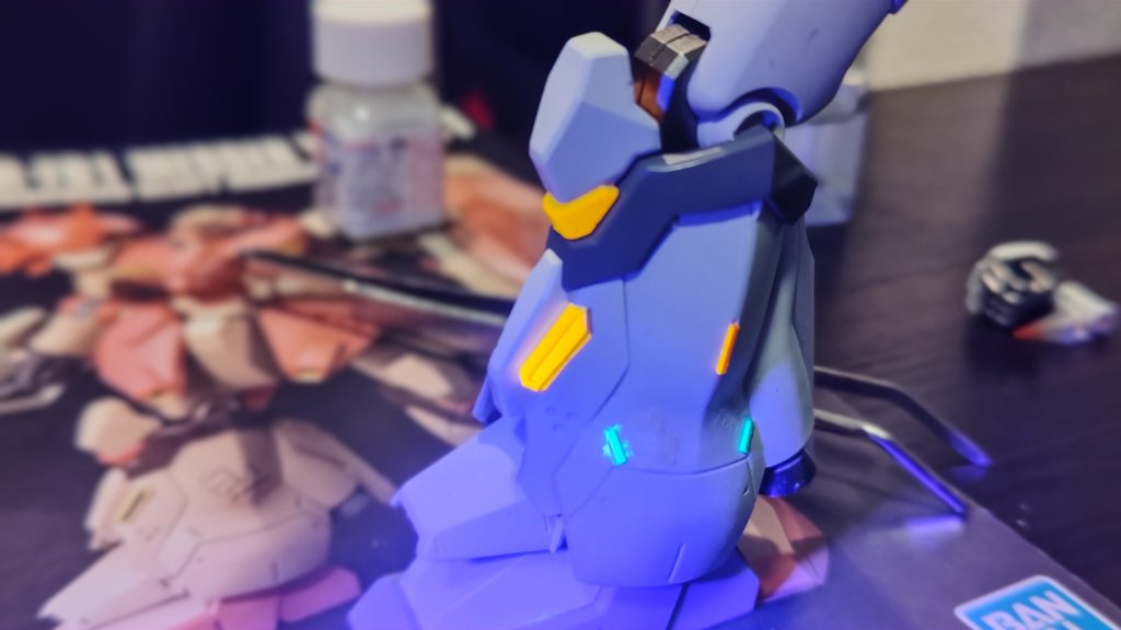 しかも塗布したタミヤの接着剤が蛍光塗料に溶け合い、はみ出した部分がUVライトに反応してしまう。(泣)