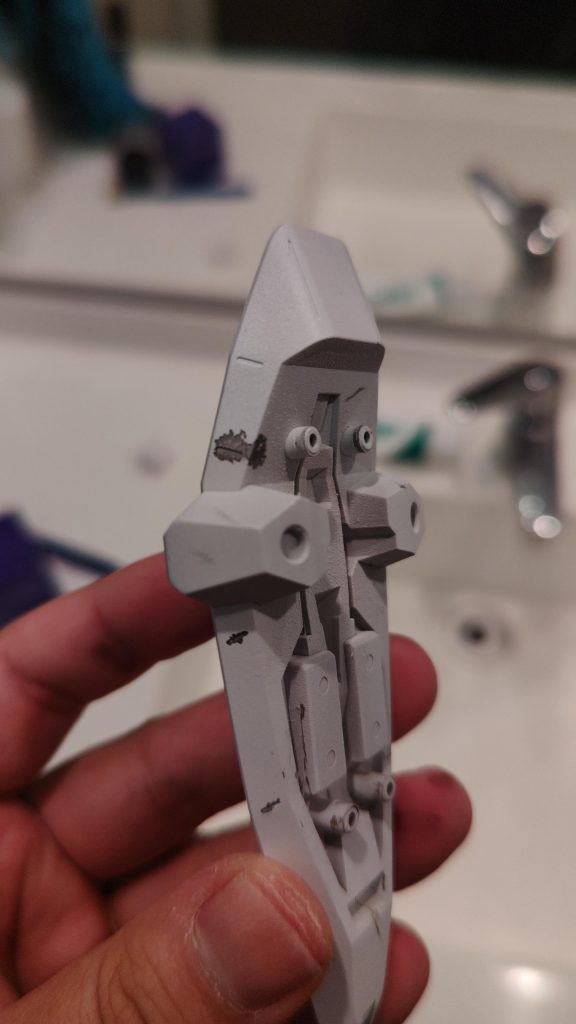 またやってしまった。白の塗装って塗膜が見えにくいからつい塗りすぎてしまい、梨地になりがち、必死にクリアコートで隠そうしてもスミ入れしたときには干からびたボコボコの川状態で、流れてしまう。こればっかりは経験ですね。結局盾のパーツもやりなおしました。